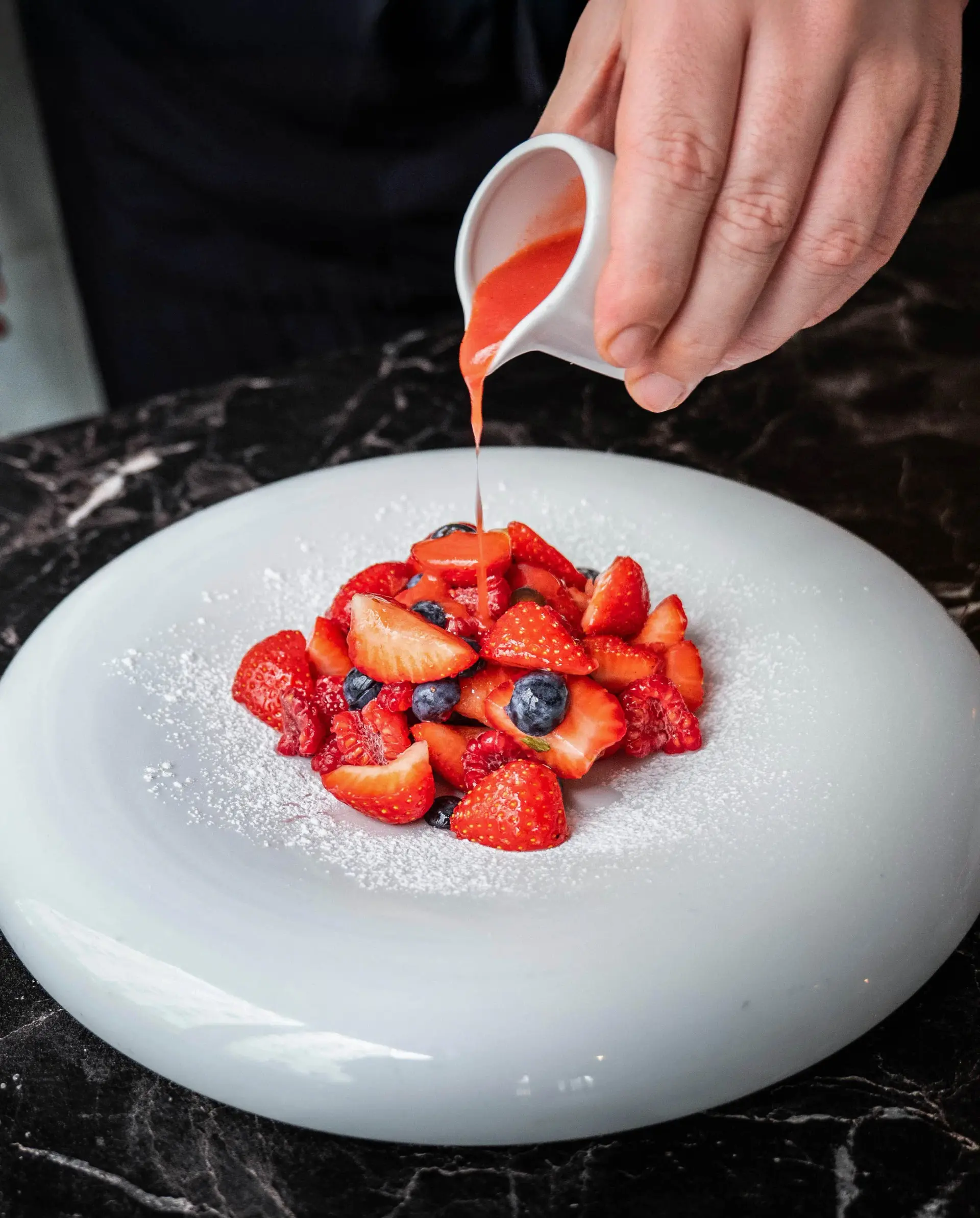 Mise en scène d'un plat signature NESSIA - dressage raffiné sur assiette